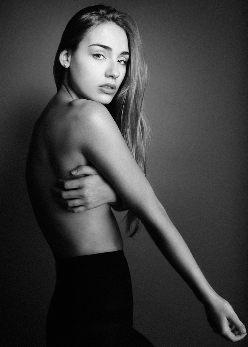 Female model photo shoot of Natalia Czarnomska