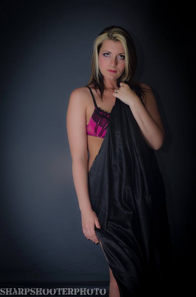Female model photo shoot of CaseyJean 