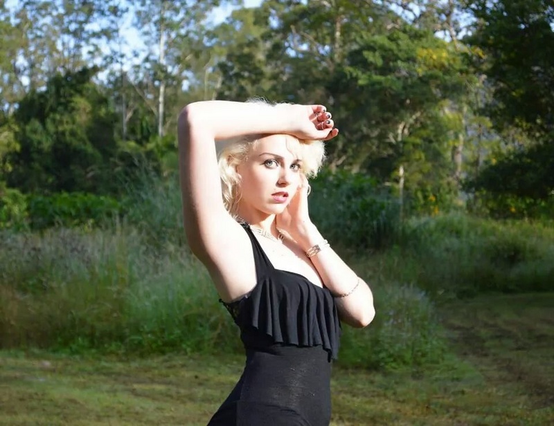 Female model photo shoot of ebonni Costello-pilton