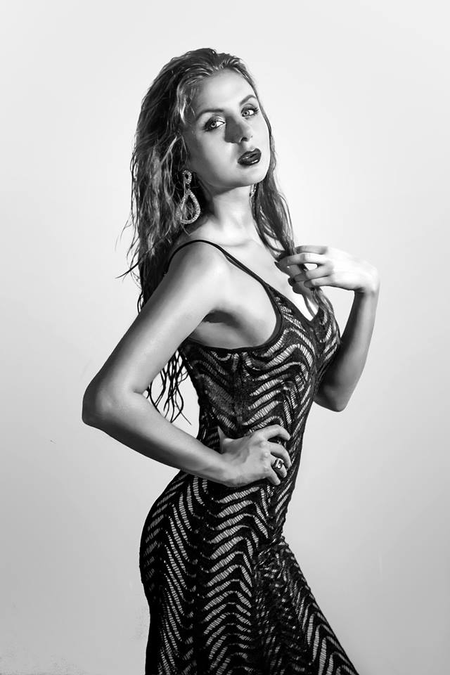 Female model photo shoot of Cara T