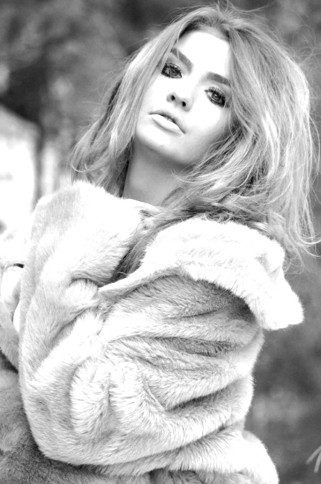 Female model photo shoot of Melissa Rae-Laramee