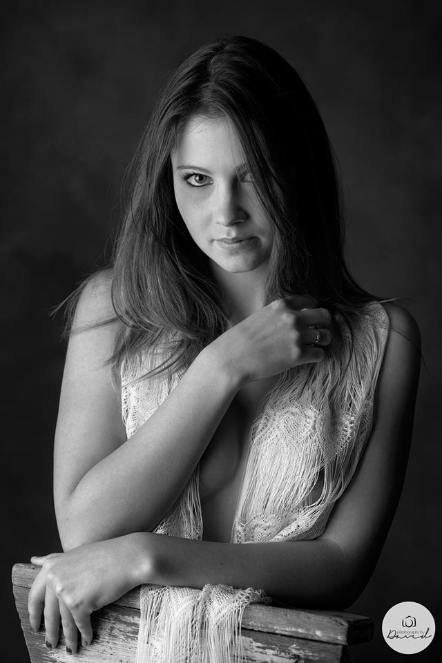 Female model photo shoot of chloe230894