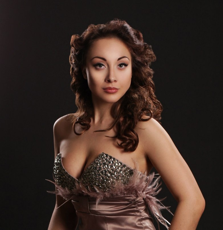 Female model photo shoot of Nadya Zarechnaya