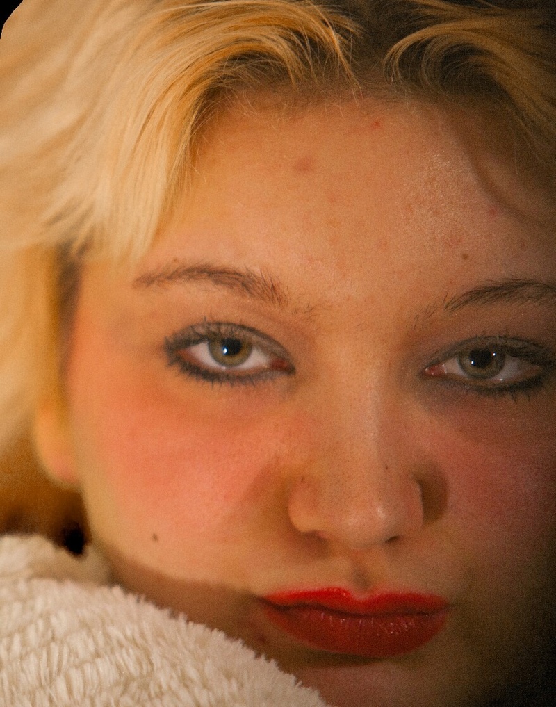 Female model photo shoot of BlondBombshell93