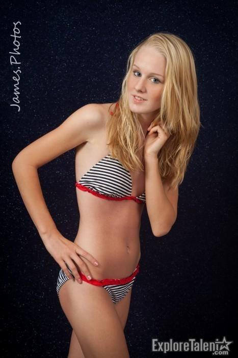 Female model photo shoot of Eme Montana by PhotoshootGuy in Dallas, Texas