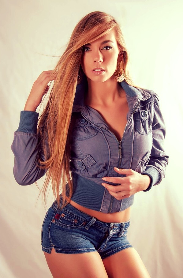 Female model photo shoot of Lindsey Kenaan