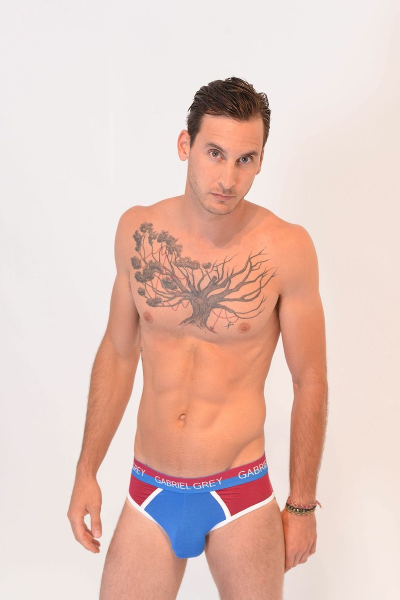 Male model photo shoot of Aaron Salvia