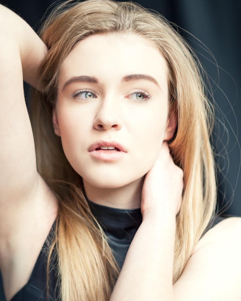 Female model photo shoot of Hannah_Hodgson