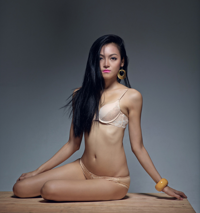 Female model photo shoot of Suri Suri