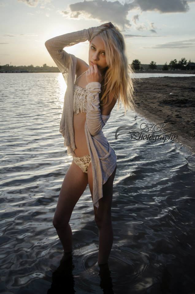 Female model photo shoot of Lexi_loohoo in Iowa