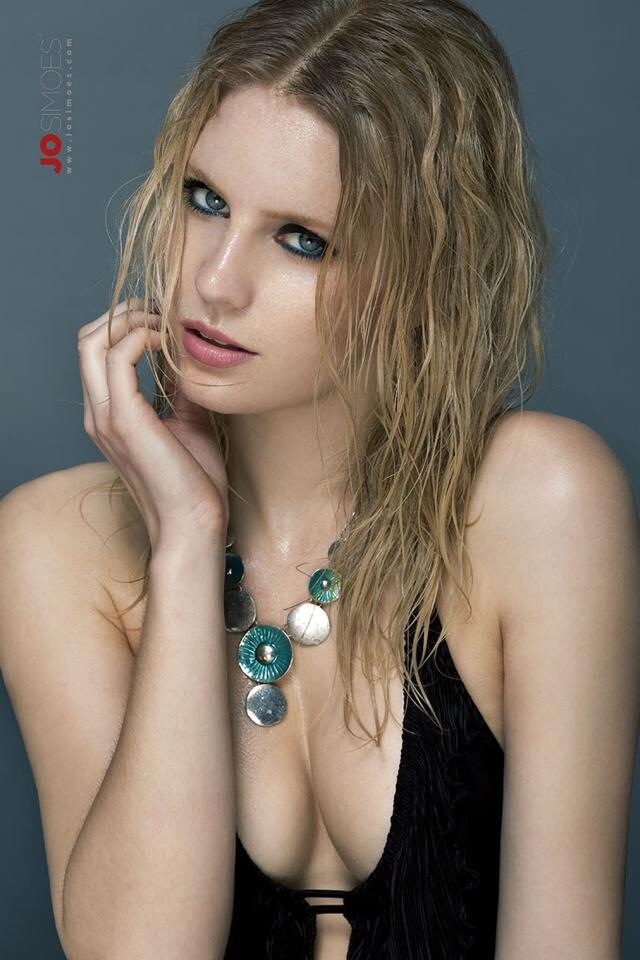 Female model photo shoot of Melanie Deillon