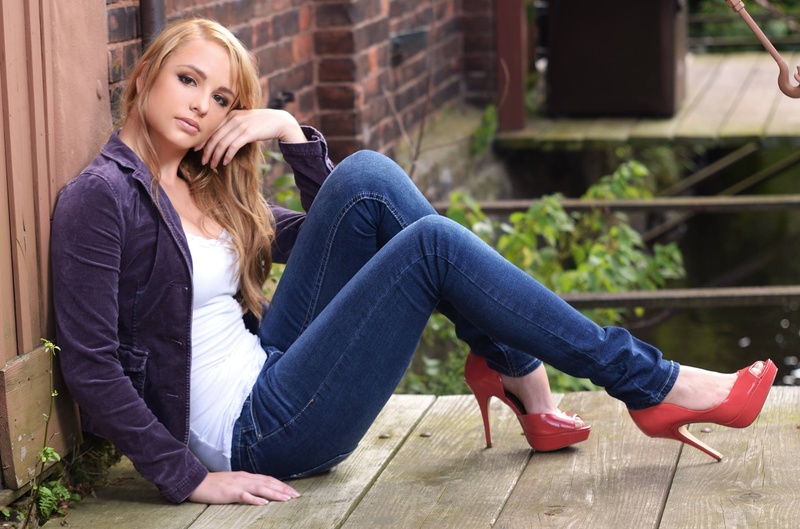 Female model photo shoot of Danielle Halley