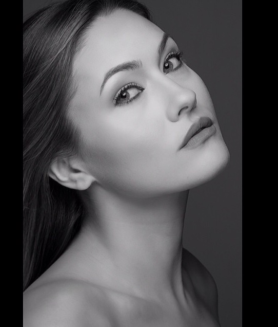 Female model photo shoot of Chloe Mneimne