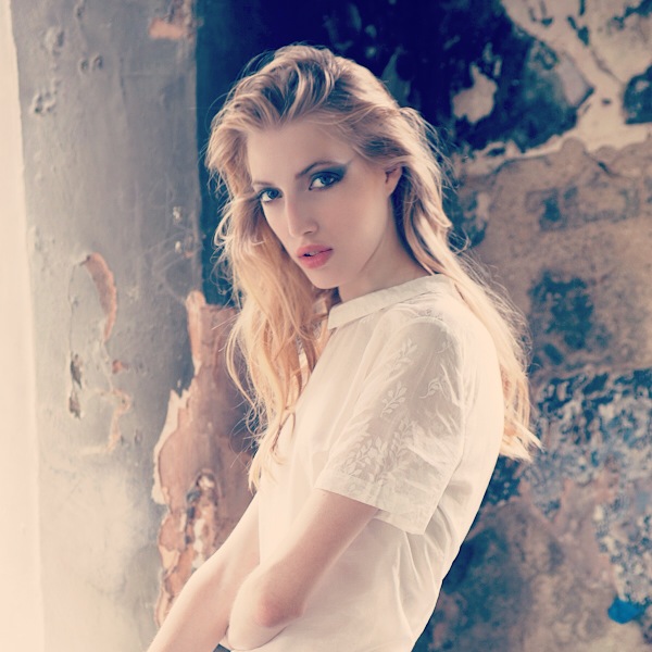 Female model photo shoot of Liliana Oprenescu