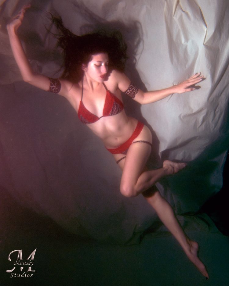 Male model photo shoot of Mausey Underwater