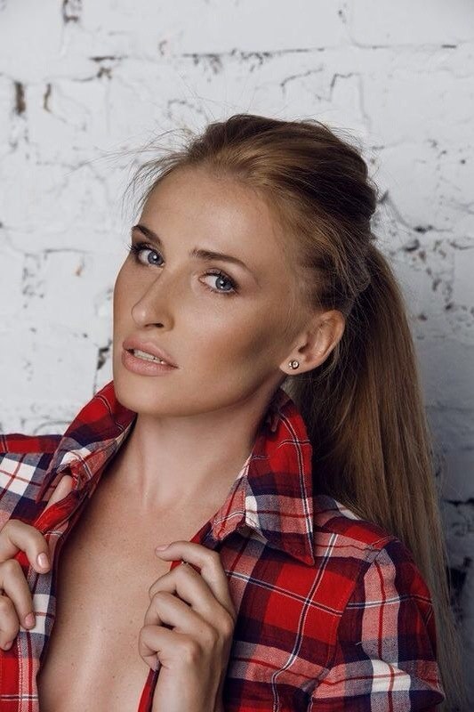 Female model photo shoot of Valerie Voloshchuk