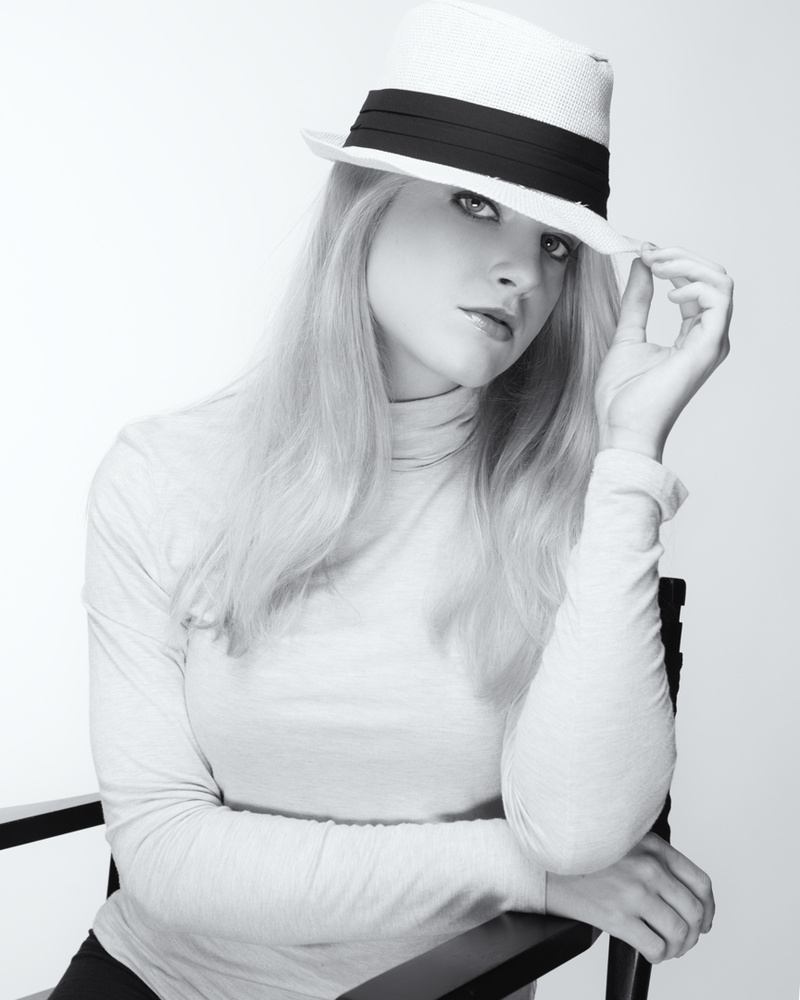 Female model photo shoot of Brenda Lysiane