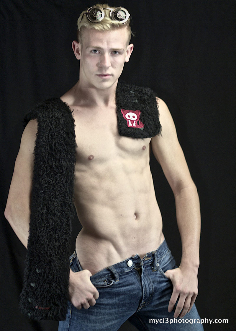 Male model photo shoot of tthames22 in ci3p Studio