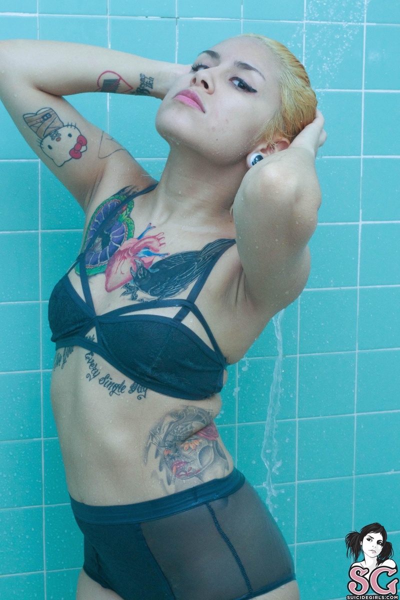 Female model photo shoot of suicidecelesste