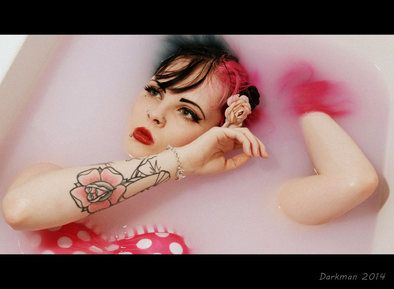 Female model photo shoot of Daisy Chainsaw