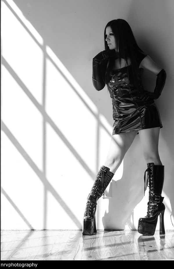 Female model photo shoot of Skadi Grey