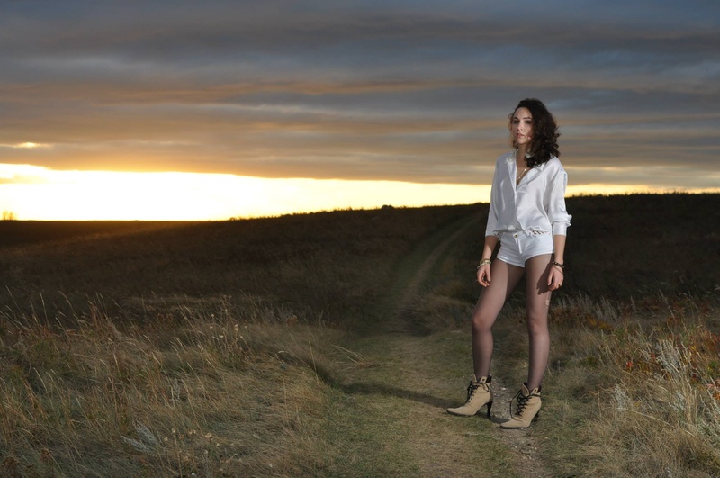 Female model photo shoot of LovelyLouise in Nose Hill Park