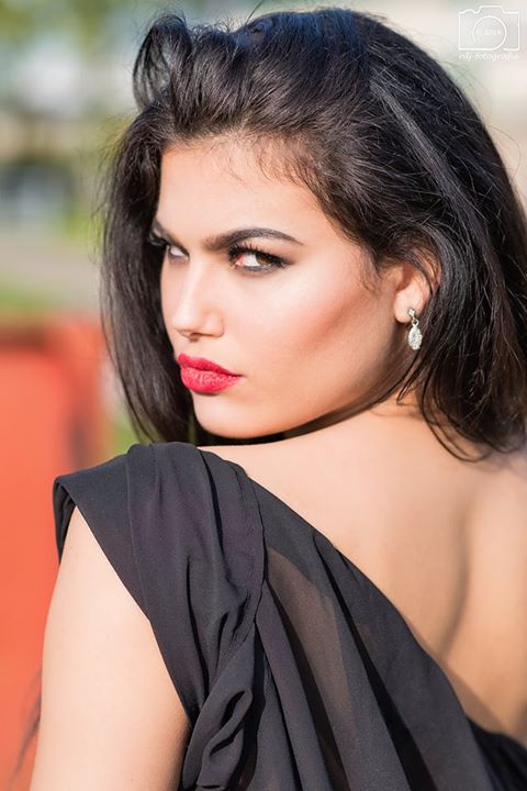 Female model photo shoot of Ms Kahkeshan