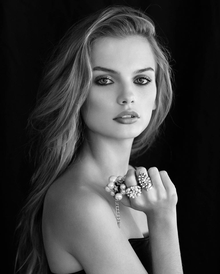 Female model photo shoot of Yanin Colmenero