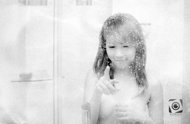 Female model photo shoot of Elin Chan in My Bathroom