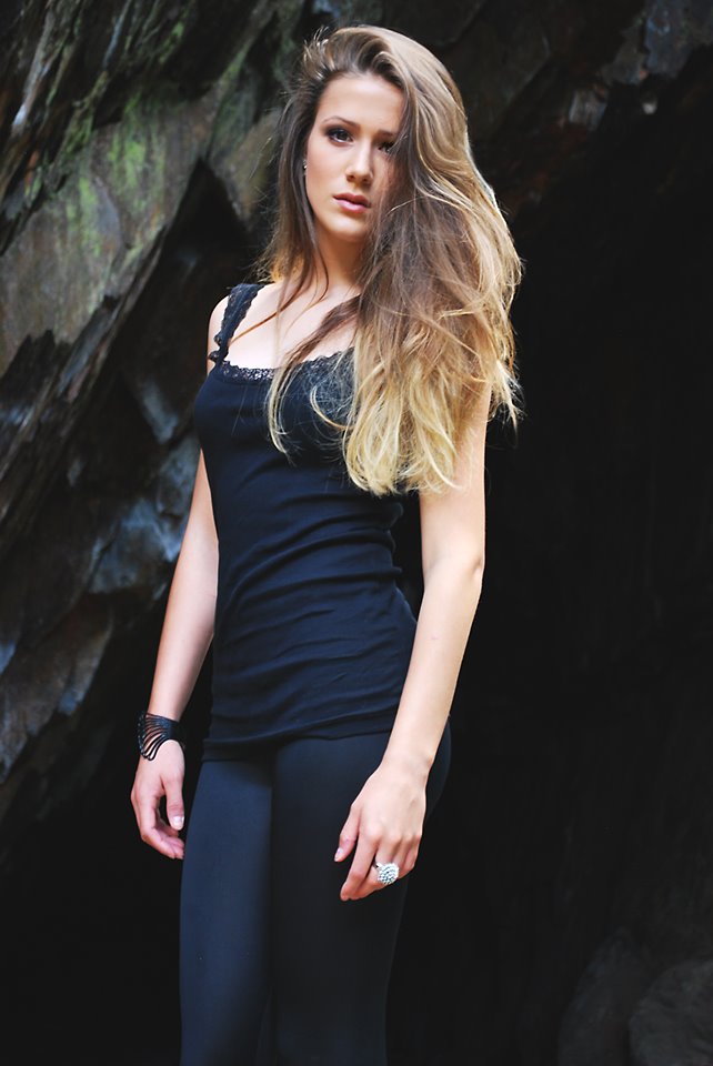 Female model photo shoot of tee_rose