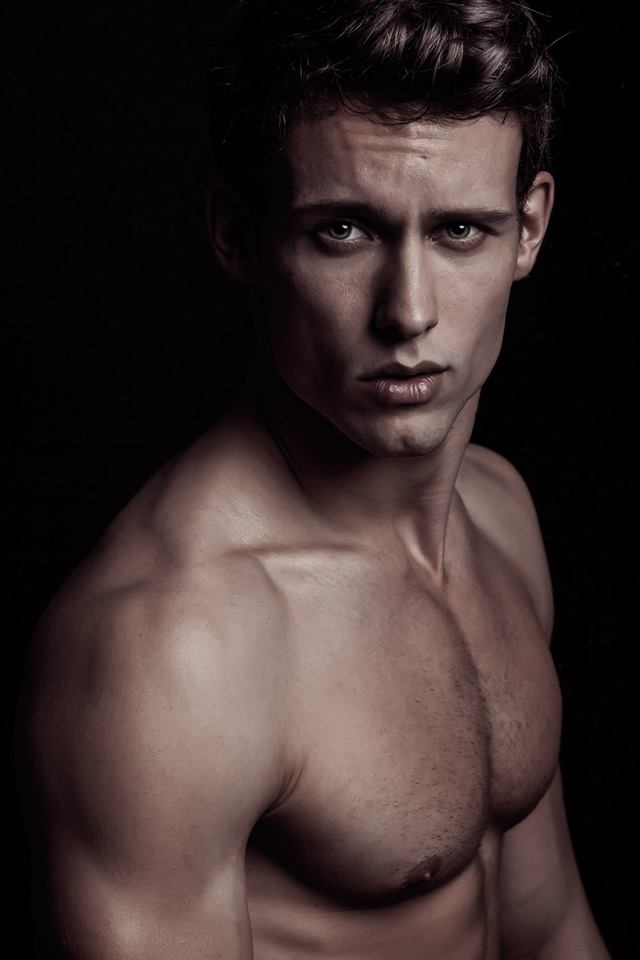 Male model photo shoot of Tatchatrin
