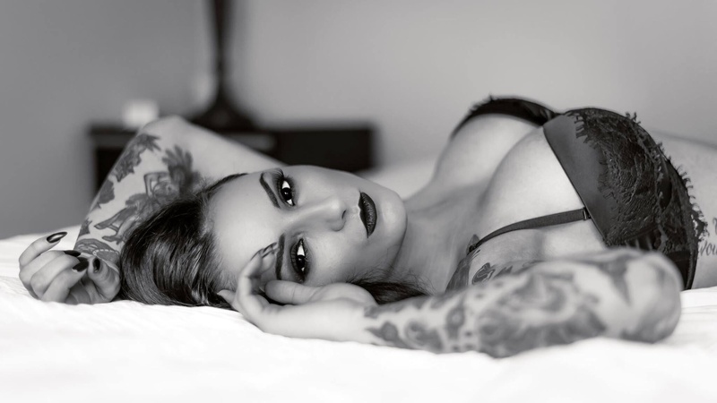 Female model photo shoot of Dahlia Black