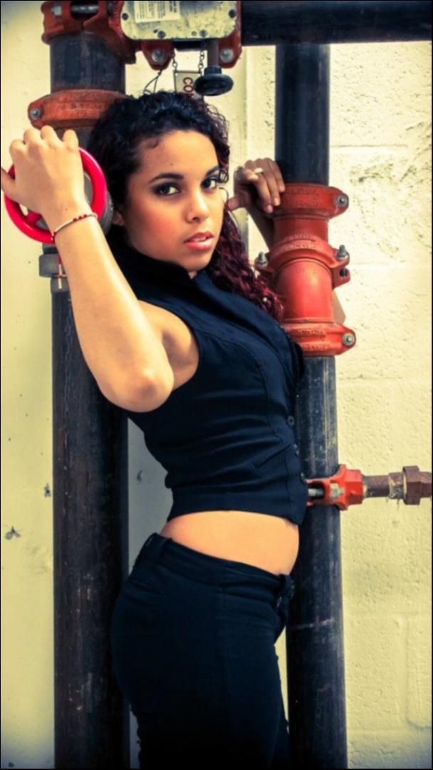 Female model photo shoot of Karimar Gonzalez