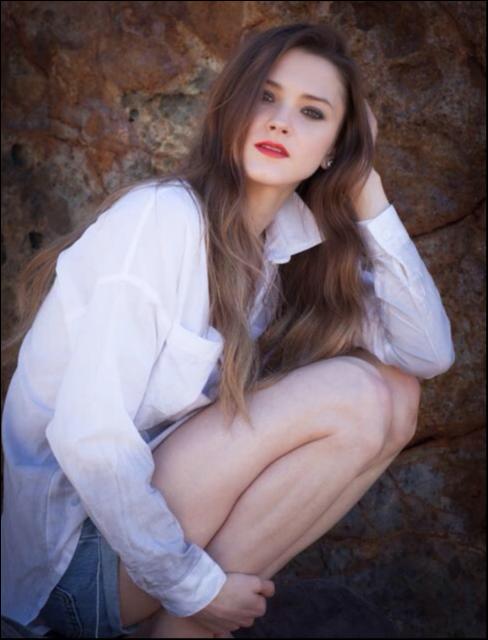 Female model photo shoot of Rebecca Ray