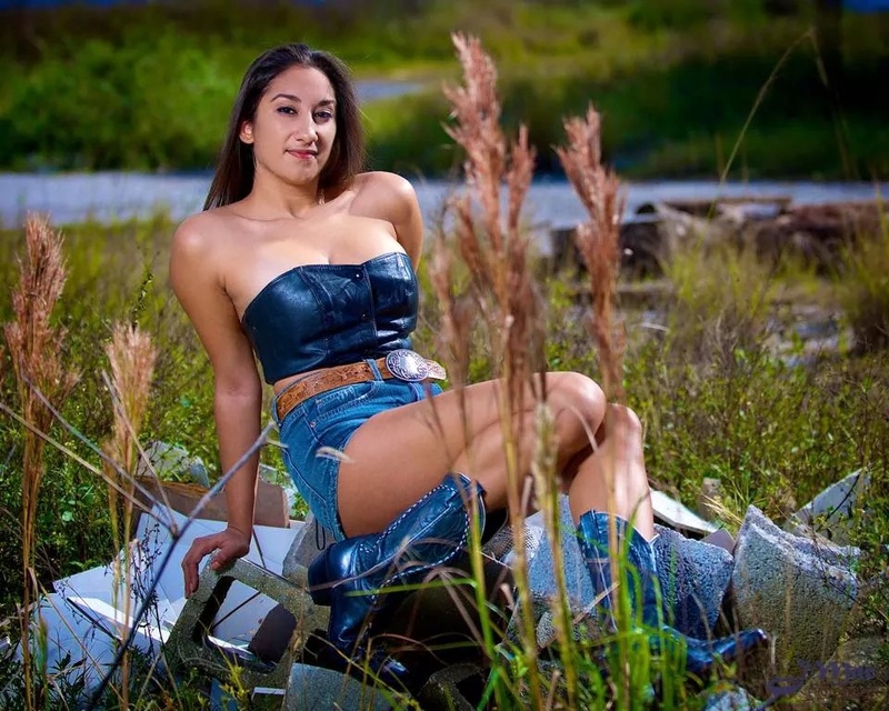Female model photo shoot of Ayesha Marie