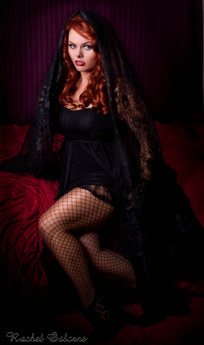 Female model photo shoot of Scarlet Maiden