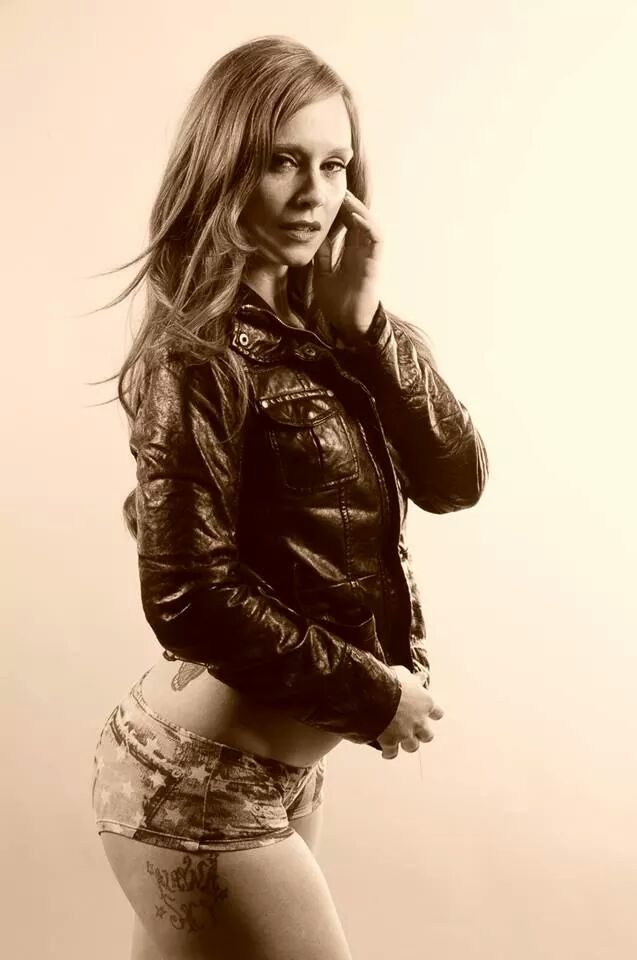 Female model photo shoot of Carly Rowland