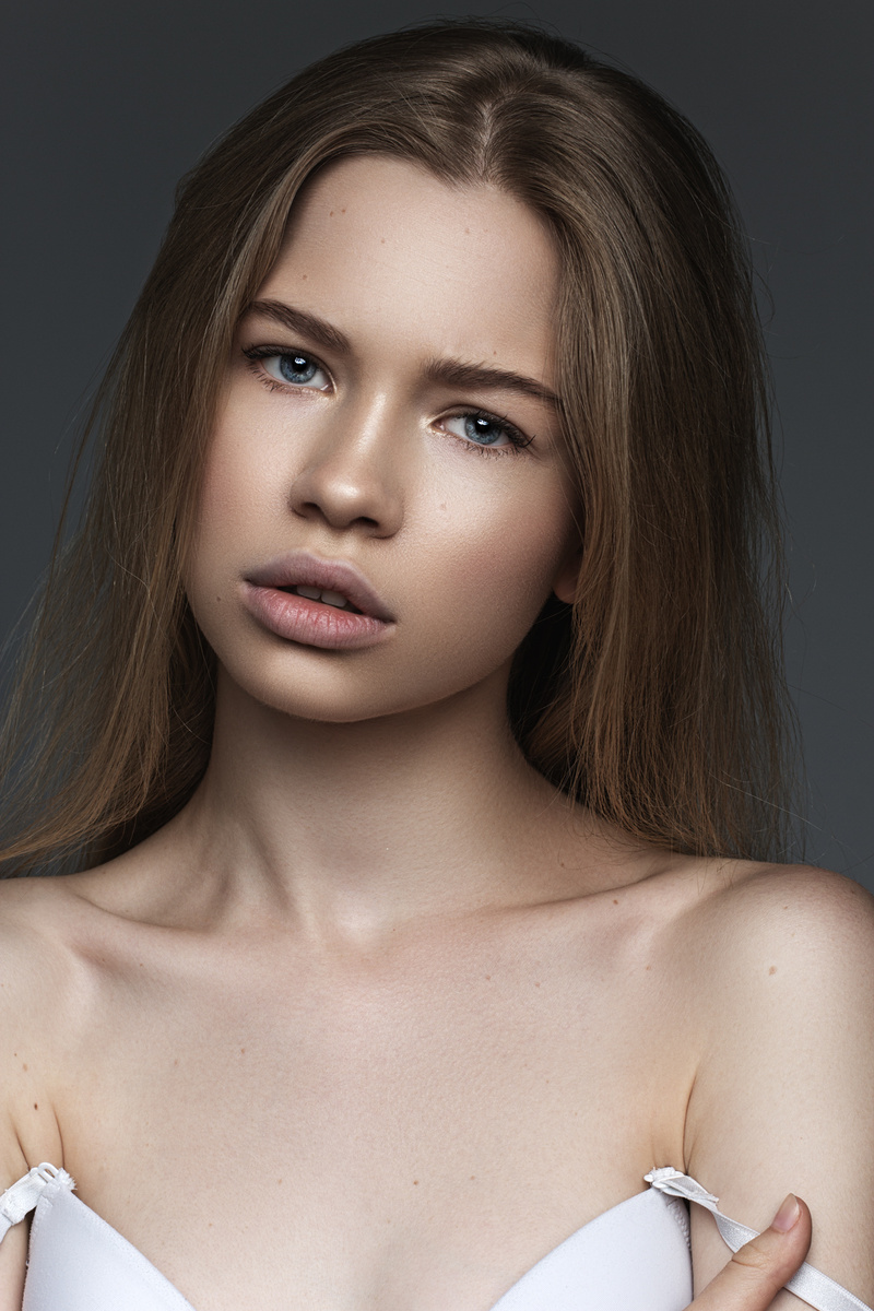 Female model photo shoot of Anna Stanek by Alice Lehman