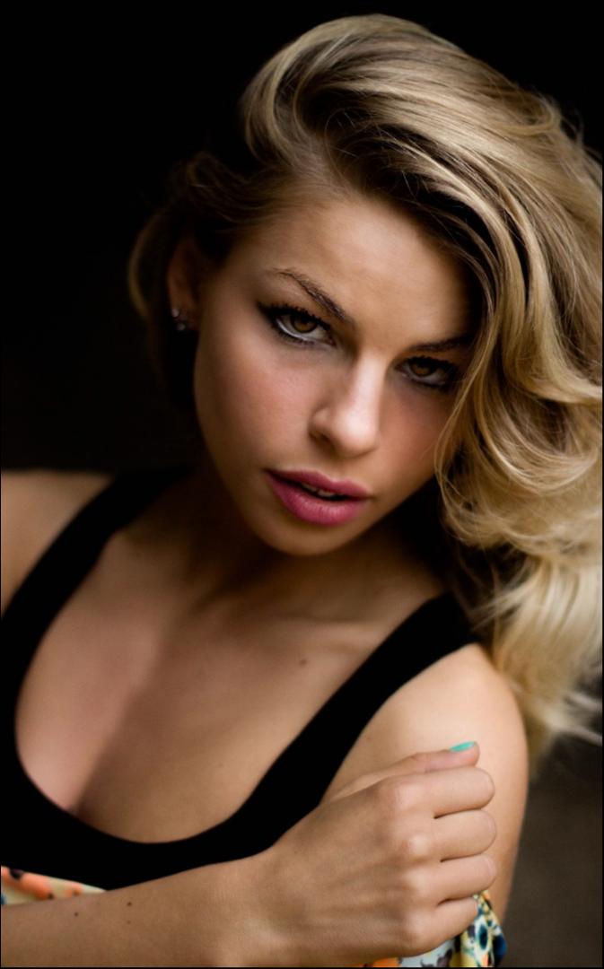 Female model photo shoot of Allydaniellehart 