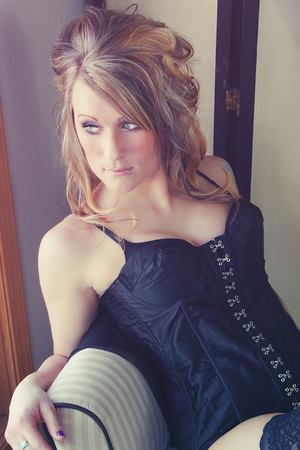 Female model photo shoot of Lindsey-Lee