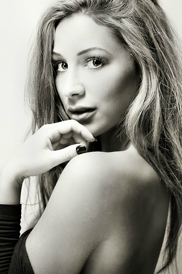 Female model photo shoot of Patricia Possollo