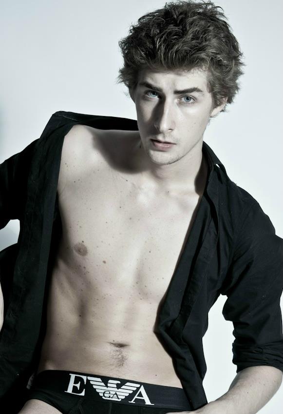 Male model photo shoot of Roman Vanderbuilt