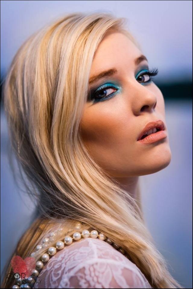 Female model photo shoot of Jenny Niemann