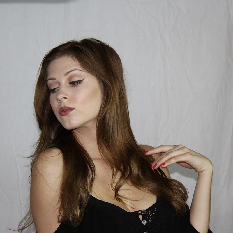Female model photo shoot of Chloe Greer