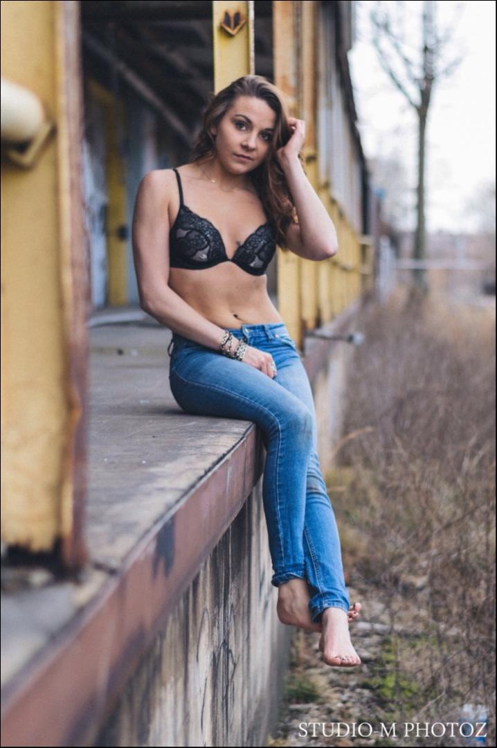 Female model photo shoot of Jennaym415