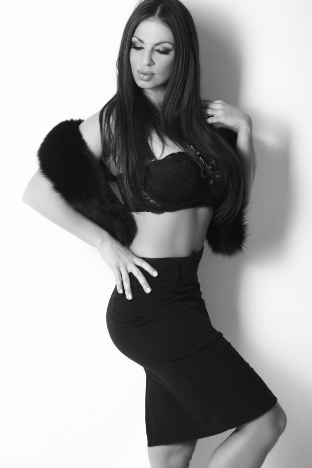 Female model photo shoot of Dolly Lopez
