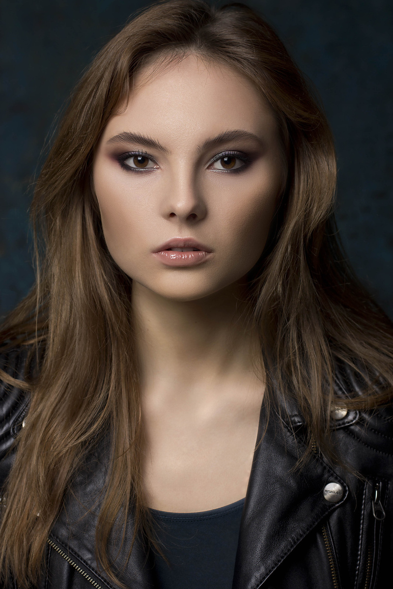 Female model photo shoot of Darina_Right by Alice Lehman