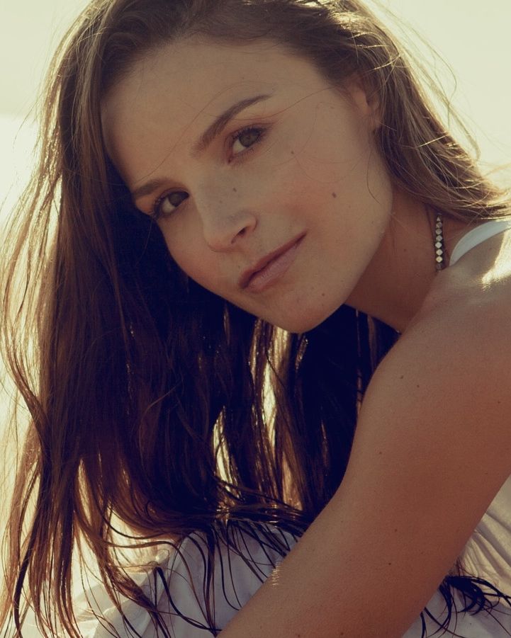 Female model photo shoot of Elisa Jenn