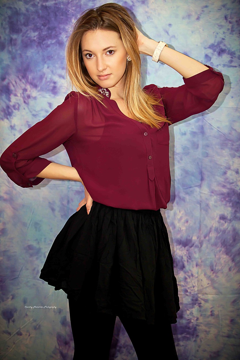 Female model photo shoot of HaileyFoley