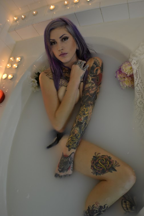 Female model photo shoot of AllyDeeze